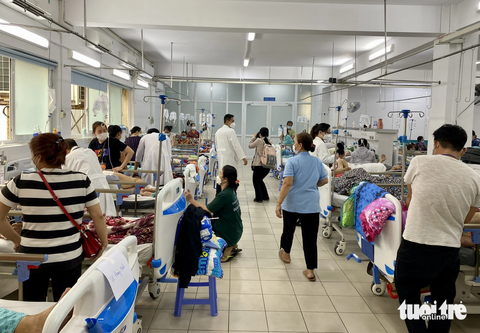 Bất ngờ thấy người bị đột quỵ, bạn đã xử trí đúng cách? - Ảnh 2. Số người đột quỵ tại nước ta ngày càng tăng cao và trẻ hóa, Bệnh viện Nhân dân 115 (TP.HCM) luôn trong tình trạng quá tải bệnh nhân đột quỵ - Ảnh: XUÂN MAI
