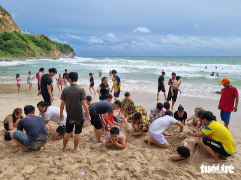 Dù còn ảnh hưởng thời tiết xấu nhưng khách lưu trú ở các đảo Kiên Giang vẫn linh động về nhà - Ảnh 3. Chiều 3-9, thời tiết ở Nam Du đẹp nên nhiều khách du lịch ra bãi Cây Mến vui chơi và tắm biển - Ảnh: LÝ LỢI