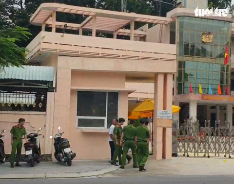 Hiện trường trước cổng trụ sở Công an TP Thủ Dầu Một được phong tỏa - Ảnh: T.H. Hiện trường vụ việc trước cổng trụ sở Công an TP Thủ Dầu Một được phong tỏa - Ảnh: T.D.