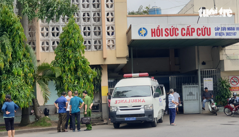 Công an có mặt tại bệnh viện nơi nam thanh niên được cấp cứu để tiếp tục làm rõ - Ảnh: T.H. Công an có mặt tại bệnh viện nơi nam thanh niên được cấp cứu để tiếp tục làm rõ vụ việc - Ảnh: T.D.