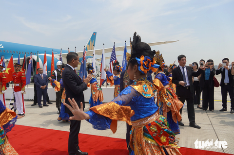 Indonesia đón Thủ tướng Phạm Minh Chính bằng màn múa truyền thống tại sân bay - Ảnh 3. Điệu múa truyền thống của Indonesia chào đón Thủ tướng Phạm Minh Chính - Ảnh: N.AN