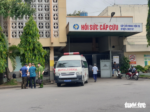 Công an có mặt tại bệnh viện nơi nam thanh niên được cấp cứu để bảo vệ an ninh trật tự và phối hợp làm rõ - Ảnh: B.S. Công an có mặt tại bệnh viện nơi nam thanh niên được cấp cứu để bảo vệ an ninh trật tự và phối hợp làm rõ - Ảnh: B.S.