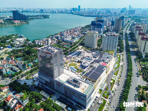 73 người tử vong vì tai nạn giao thông trong 4 ngày nghỉ lễ - Ảnh 2. Thời tiết khá thuận lợi, đường sá khu vực nội thành Hà Nội thông suốt tạo thuận lợi cho người dân vui chơi dịp lễ - Ảnh: HỒNG QUANG