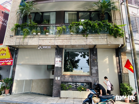 Nhiều chi nhánh, trụ sở của tập đoàn Mỹ Hạnh 'nổ' có dự án trồng sâm Ngọc Linh tháo dỡ biển hiệu - Ảnh 2. Chi nhánh 14 giới thiệu sâm Ngọc Linh của Tập đoàn Mỹ Hạnh ở đường Trấn Vũ đã tháo dỡ biển hiệu - Ảnh: QUANG THẾ