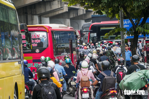 Cửa ngõ vào thủ đô Hà Nội ùn tắc nghiêm trọng trong ngày nghỉ lễ cuối cùng - Ảnh 1. Giao thông ùn tắc, lộn xộn tại đường gom cao tốc Pháp Vân - Cầu Giẽ để vào nội đô Hà Nội chiều 4-9