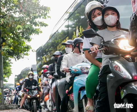 Cửa ngõ vào thủ đô Hà Nội ùn tắc nghiêm trọng trong ngày nghỉ lễ cuối cùng - Ảnh 3. Xe cộ chôn chân hàng chục phút trên đường vì ùn tắc