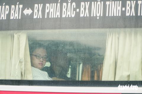 Cửa ngõ vào thủ đô Hà Nội ùn tắc nghiêm trọng trong ngày nghỉ lễ cuối cùng - Ảnh 5. Xe khách đứng im trên đường, nhiều hành khách mở rèm cửa xe nhìn ra ngoài để nắm bắt tình hình giao thông