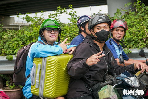 Cửa ngõ vào thủ đô Hà Nội ùn tắc nghiêm trọng trong ngày nghỉ lễ cuối cùng - Ảnh 7. Đôi bạn trẻ vui vẻ trở lại Hà Nội sau kỳ nghỉ lễ