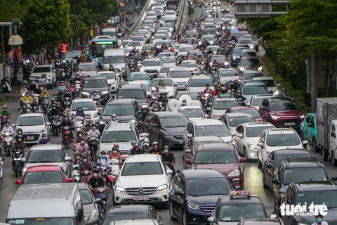 Cửa ngõ vào thủ đô Hà Nội ùn tắc nghiêm trọng trong ngày nghỉ lễ cuối cùng - Ảnh 9. Ùn tắc tại nút giao Ngã Tư Sở - Ảnh: PHẠM TUẤN