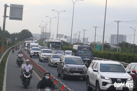 Cửa ngõ miền Tây TP.HCM, xe cộ 'cà nhích' trở lại thành phố - Ảnh 6. Còn ở đường dẫn TP.HCM - Long Thành - Dầu Giây, làn ô tô ùn ứ khoảng 1km hướng từ đường Đỗ Xuân Hợp về nút giao An Phú - Ảnh: TIẾN QUỐC