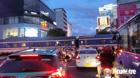 Một người đàn ông bị tàu lửa tông chết ở Phú Nhuận, giao thông ùn ứ - Ảnh 1. Tàu lửa chắn ngang đường Nguyễn Văn Trỗi, xảy ra tình trạng ùn ứ khi sự cố xảy ra - Ảnh: PHƯƠNG THẢO