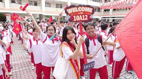 Bộ trưởng Bộ GD-ĐT Nguyễn Kim Sơn: Tôi muốn nhấn mạnh từ khóa 'chủ động, sáng tạo' - Ảnh 1. Sáng 4-9, học sinh Trường THPT Nguyễn Hữu Thọ (quận 4, TP.HCM) tổng dượt chuẩn bị cho ngày khai giảng - Ảnh: NHƯ HÙNG