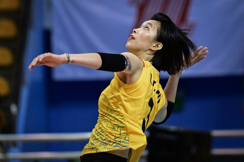 Thua Thái Lan, bóng chuyền nữ Việt Nam gặp Trung Quốc ở bán kết - Ảnh 2. Thanh Thúy và các đồng đội gây ra nhiều khó khăn và bất ngờ cho Thái Lan ở ván 1 - Ảnh: AVC
