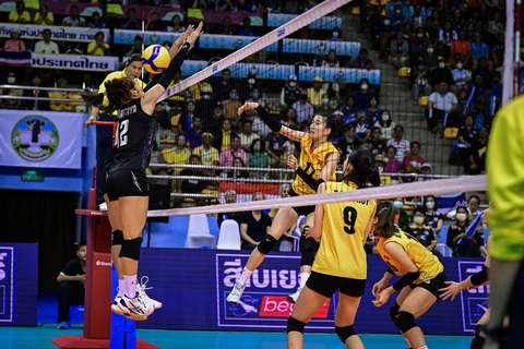 Thua Thái Lan, bóng chuyền nữ Việt Nam gặp Trung Quốc ở bán kết - Ảnh 1. Tuyển bóng chuyền nữ Việt Nam (áo vàng) thi đấu trước Thái Lan - Ảnh: AVC