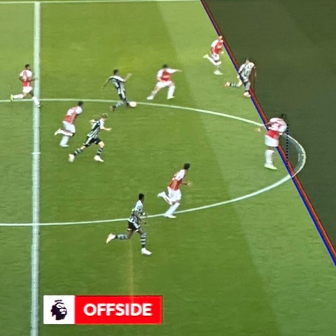 HLV Erik Ten Hag: 'Mọi quyết định của trọng tài đều chống lại Man Utd' - Ảnh 2. Khoảnh khắc VAR xác định Garnacho việt vị khi thoát xuống rồi sút tung lưới Arsenal. HLV Ten Hag cho rằng góc máy quay đã mắc sai sót - Ảnh: TWITTER