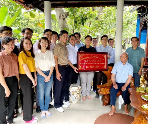 Giáo sư Văn Tần người mổ tách cặp song sinh Việt-Đức qua đời - Ảnh 3. Các giảng viên Trường đại học Y khoa Phạm Ngọc Thạch TP.HCM thăm GS.TS Văn Tần vào năm 2022 - Ảnh: ThS.BS CKI Lê Anh Duy cung cấp
