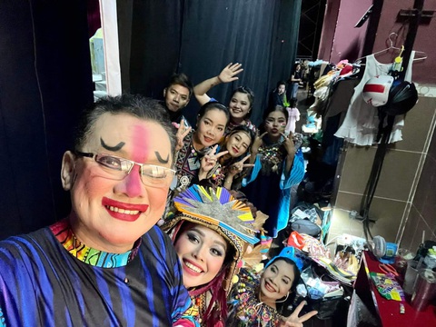 Nghệ sĩ Hữu Châu chụp ảnh cùng các diễn viên đội rối Nụ Cười tham gia Ngày xửa ngày xưa 34 trong hậu trường - Ảnh: Facebook nghệ sĩ Hữu Châu Nghệ sĩ Hữu Châu chụp ảnh cùng các diễn viên đội rối Nụ Cười tham gia Ngày xửa ngày xưa 34 trong hậu trường - Ảnh: Facebook nghệ sĩ Hữu Châu