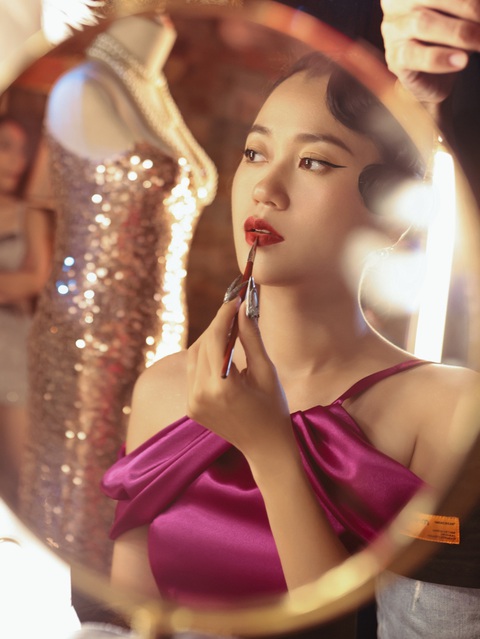 Lâm Vỹ Dạ khoe viết kịch bản, lời ca khúc sắp ra mắt nhưng 'giấu nhẹm' giọng hát - Ảnh 4. Lâm Vỹ Dạ khoe viết kịch bản, lời ca khúc sắp ra mắt nhưng 'giấu nhẹm' giọng hát - Ảnh 4.