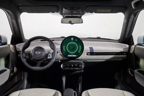 Mini Cooper đời mới ra mắt - Ảnh 3. Toàn bộ thiết kế táp lô được làm lại từ màn hình, hốc gió điều hòa tới các bề mặt bên trên - Ảnh: MINI