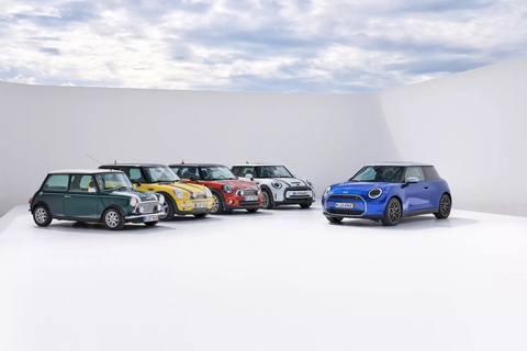 Mini Cooper đời mới ra mắt - Ảnh 2. MINI Cooper đời mới cùng các đàn anh trước đây - Ảnh: Mini