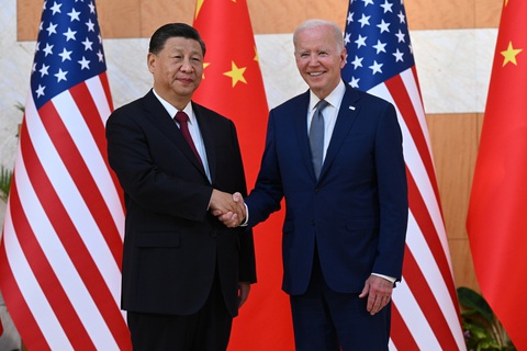 Tổng thống Mỹ Joe Biden (phải) bắt tay với Chủ tịch Trung Quốc Tập Cận Bình tại Hội nghị Thượng đỉnh G20 tại Bali (Indonesia) hồi tháng 11-2022 - Ảnh: AFP Tổng thống Mỹ Joe Biden (phải) bắt tay với Chủ tịch Trung Quốc Tập Cận Bình tại Hội nghị Thượng đỉnh G20 tại Bali (Indonesia) hồi tháng 11-2022 - Ảnh: AFP