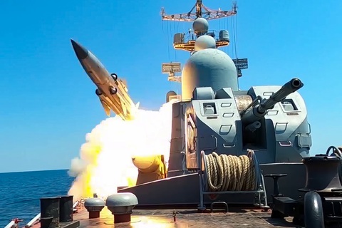 Tàu chiến Nga trên Biển Đen diễn tập bắn tên lửa hồi tháng 7-2023 - Ảnh: AFP Tàu chiến Nga trên Biển Đen diễn tập bắn tên lửa hồi tháng 7-2023 - Ảnh: AFP