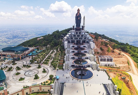 Tây Ninh "cú hích" ngành du lịch và giao thông - Ảnh 1. Tượng Phật Bà Tây Bổ Đà Sơn - một điểm đến lý tưởng dành cho du khách thập phương