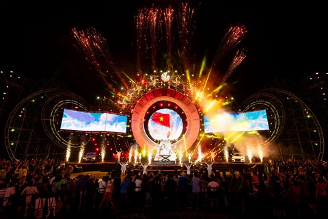 Nhạc hội Let’s Charm Fest thu hút 20.000 người tham dự - Ảnh 1. Chương trình năm nay được Charm Group đầu tư "khủng" với dàn nghệ sĩ nổi tiếng, sân khấu chuyển động đầu tiên tại Hồ Tràm