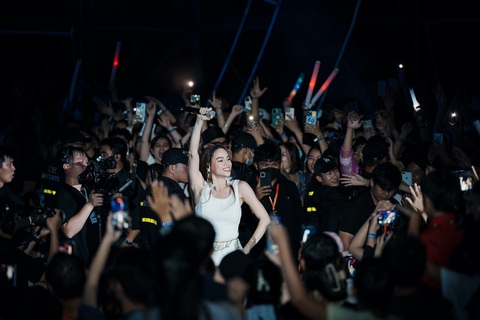 Nhạc hội Let’s Charm Fest thu hút 20.000 người tham dự - Ảnh 5. Ca sỹ Hồ Ngọc Hà lần đầu tiên đến Hồ Tràm