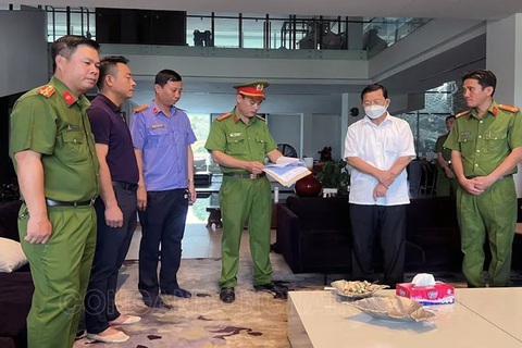 Truy tố ông Quách Văn Đức, nguyên chủ tịch hội đồng quản trị Tổng công ty Tín Nghĩa- Ảnh 1. Cơ quan điều tra đọc lệnh bắt tạm giam ông Quách Văn Đức, nguyên chủ tịch hội đồng quản trị Tổng công ty Tín Nghĩa - Ảnh: Công an Đồng Nai