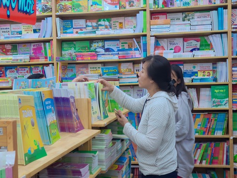 Sách, vở, bút... giảm giá đến 50% nhưng nhiều phụ huynh không mua được loại sách cần - Ảnh 1. Phụ huynh tranh thủ ngày cuối cùng của kỳ nghỉ lễ Quốc khánh dẫn con sắm đồ dùng cho năm học mới - Ảnh: NHẬT XUÂN