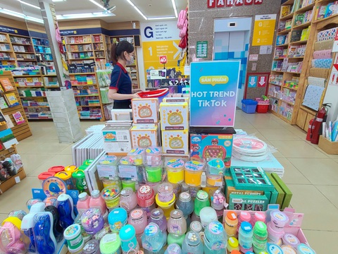 Sách, vở, bút... giảm giá đến 50% nhưng nhiều phụ huynh không mua được loại sách cần - Ảnh 2. Nhà sách Fahasa nằm trên đường Phan Đình Phùng (quận Phú Nhuận) trưng bày thêm gian hàng các sản phẩm "hot trend" TikTok đúng gu các bạn trẻ - Ảnh: N.XUÂN