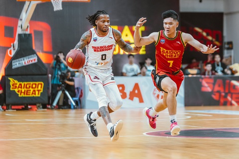 VBA 2023 xác định hai cặp đấu bán kết nhiều duyên nợ - Ảnh 4. Saigon Heat (phải) từng có 2 chiến thắng trước Thang Long Warriors ở vòng bảng VBA 2023 - ẢNh: VBA