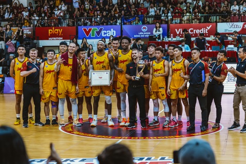 VBA 2023 xác định hai cặp đấu bán kết nhiều duyên nợ - Ảnh 1. Saigon Heat được vinh danh vô địch vòng bảng VBA 2023 - Ảnh: VBA