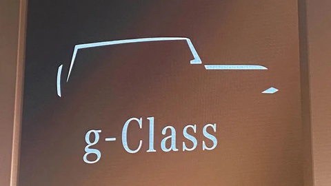Mercedes-Benz xác nhận G-Class có bản mini - Ảnh 1. Teaser được Mercedes-Benz hé lộ cho mini G-Class, có thể quan sát rõ vóc dáng vuông vắn xe và lốp dự phòng gắn phía sau - Ảnh: Auto Express