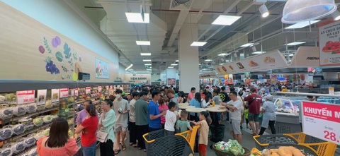 Lễ 2-9: Khuyến mãi sâu nhưng tại sao nhiều mặt hàng vẫn ế? - Ảnh 1. Dịp lễ, khách chủ yếu chọn mua mặt hàng thực phẩm tươi sống, thiết yếu. Trong ảnh: gian hàng thực phẩm tại một siêu thị ở TP.HCM thu hút khá đông khách hàng trong dịp lễ 2-9 - Ảnh: E.M.