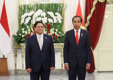 Việt Nam, Indonesia hướng tới Đối tác chiến lược toàn diện - Ảnh 1. Thủ tướng Phạm Minh Chính trong cuộc gặp Tổng thống Indonesia Joko Widodo - Ảnh: DƯƠNG GIANG
