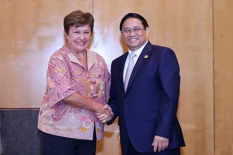 Việt Nam, Indonesia hướng tới Đối tác chiến lược toàn diện - Ảnh 3. Thủ tướng Phạm Minh Chính bắt tay Tổng giám đốc Quỹ Tiền tệ quốc tế Kristalina Georgieva - Ảnh: NHẬT BẮC