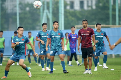 Tiền vệ Andrej Nguyễn An Khánh (số 20, sinh năm 2005) tập chung nhóm với đàn anh tuyển Việt Nam trong ngày 4-9 - Ảnh: HOÀNG TÙNG Tiền vệ Andrej Nguyễn An Khánh (số 20, sinh năm 2005) được giữ lại tập chung nhóm với đàn anh tuyển Việt Nam - Ảnh: HOÀNG TÙNG