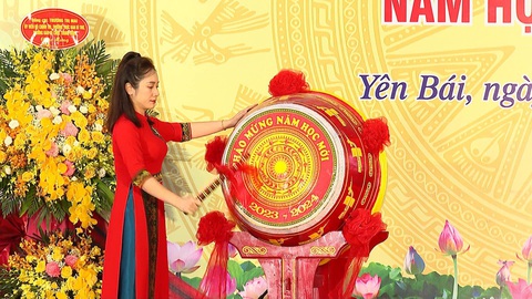 Thường trực Ban Bí thư dự lễ khai giảng tại Yên Bái - Ảnh 4. Hiệu trưởng Trường phổ thông Dân tộc nội trú THCS huyện Văn Yên Triệu Thị Thu Hương đánh trống khai giảng - Ảnh: MỸ VÂN