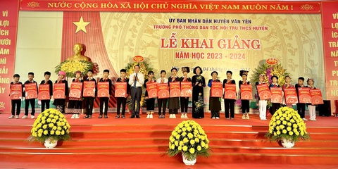 Thường trực Ban Bí thư dự lễ khai giảng tại Yên Bái - Ảnh 5. Thường trực Ban Bí thư Trương Thị Mai và đoàn công tác cũng trao tặng 50 phần quà cho các em học sinh vượt khó của trường và 20 chiếc xe đạp trao tặng cho các em học sinh, là người dân tộc thiểu số ở các xã đặc biệt khó khăn - Ảnh: MỸ VÂN