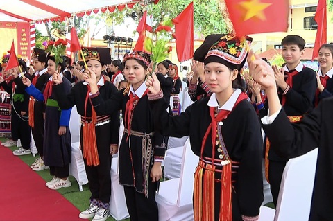 Thường trực Ban Bí thư dự lễ khai giảng tại Yên Bái - Ảnh 1. Học sinh Trường phổ thông Dân tộc nội trú THCS huyện Văn Yên (tỉnh Yên Bái) tại lễ khai giảng sáng 4-9 - Ảnh: MỸ VÂN
