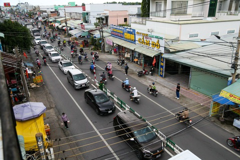 Cửa ngõ miền Tây TP.HCM, xe cộ 'cà nhích' trở lại thành phố - Ảnh 9. Ô tô xếp hàng ngay ngắn từ hướng tỉnh Đồng Nai về phà Cát Lái (TP.HCM) - Ảnh: PHƯƠNG QUYÊN