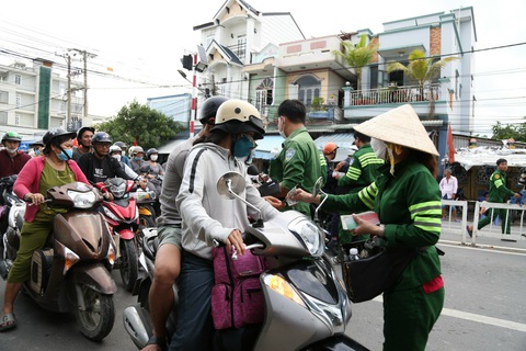 Cửa ngõ miền Tây TP.HCM, xe cộ 'cà nhích' trở lại thành phố - Ảnh 8. Nhân viên phà Cát Lái được điều động tối đa để bán vé, tránh tình trạng ùn ứ cục bộ - Ảnh: PHƯƠNG QUYÊN