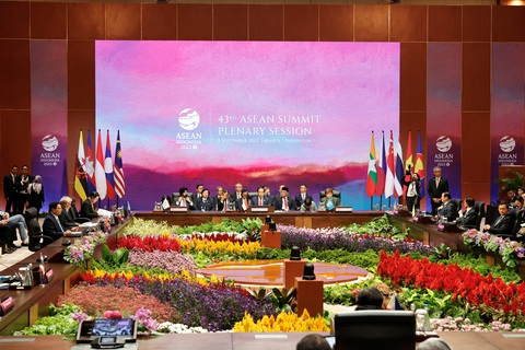 Theo Hãng tin AFP, dự thảo thông cáo chung của hội nghị để trống phần Myanmar, cho thấy sự thiếu đồng thuận trong khối 10 thành viên về vấn đề này. Một nhà ngoại giao Đông Nam Á nói với Hãng tin AFP rằng dự kiến sẽ có Một nhà ngoại giao Đông Nam Á nói với Hãng tin AFP rằng dự kiến sẽ có "thông báo Philippines sẽ đảm nhận chức chủ tịch ASEAN vào năm 2026 từ Myanmar". Một nhà ngoại giao khu vực khác cho biết một số nước thành viên ASEAN đang thúc đẩy việc mời chính quyền quân sự Myanmar tham dự các cuộc họp của khối - Ảnh: REUTERS
