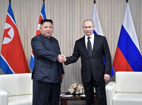 Nhà lãnh đạo Triều Tiên Kim Jong Un (trái) gặp Tổng thống Nga Vladimir Putin ở thành phố Vladivostok của Nga, ngày 25-4-2019 - Ảnh: AFP Nhà lãnh đạo Triều Tiên Kim Jong Un (trái) gặp Tổng thống Nga Vladimir Putin ở thành phố Vladivostok của Nga, ngày 25-4-2019 - Ảnh: AFP