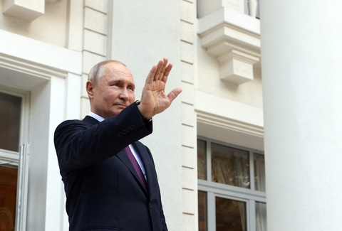 Tổng thống Nga Vladimir Putin vẫy tay chào Tổng thống Thổ Nhĩ Kỳ Tayyip Erdogan sau cuộc hội đàm ở Sochi, Nga, ngày 4-9 - Ảnh: SPUTNIK Tổng thống Nga Vladimir Putin vẫy tay chào Tổng thống Thổ Nhĩ Kỳ Tayyip Erdogan sau cuộc hội đàm ở Sochi, Nga, ngày 4-9 - Ảnh: SPUTNIK