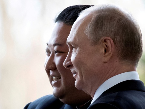 Tổng thống Nga Vladimir Putin và nhà lãnh đạo Triều Tiên Kim Jong Un tại Vladivostok, Nga, ngày 25-4-2019 - Ảnh REUTERS Tổng thống Nga Vladimir Putin và nhà lãnh đạo Triều Tiên Kim Jong Un tại Vladivostok, Nga, ngày 25-4-2019 - Ảnh REUTERS