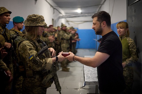 Ukraine tuyên bố chiếm lại nhiều lãnh thổ, Tổng thống Zelensky thăm quân nhân tiền phương - Ảnh 6. Ông Zelensky trao huy chương cho một quân nhân khi đến thăm một vị trí ở tiền tuyến thuộc vùng Donetsk ngày 4-9 - Ảnh: REUTERS