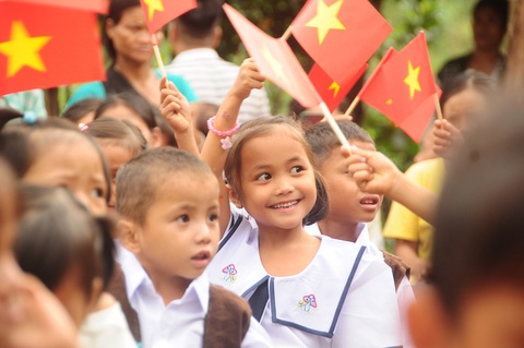 Khai giảng có... tiếng trống trường - Ảnh 2. Học sinh tại điểm trường nóc Ông Bình dự lễ khai giảng sớm sáng 4-9 - Ảnh: B.D
